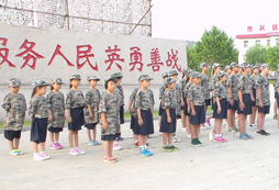 軍事吃苦夏令營和孩子共同繪制未來藍圖
