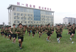 暑假期間參加哪家吃苦夏令營好？