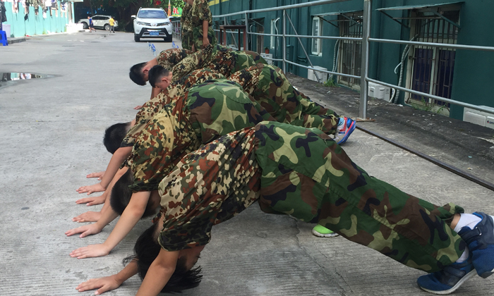 來吃苦夏令營鍛煉一下孩子