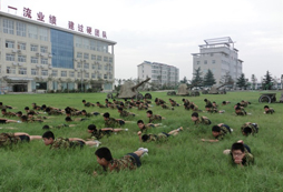 吃苦夏令營(yíng)吸引眾多同學(xué)和家長(zhǎng)的目光