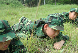 多數(shù)吃苦夏令營會采用軍營體驗式教育主題