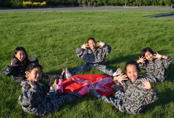 青少年吃苦夏令營一對一幫助孩子成長