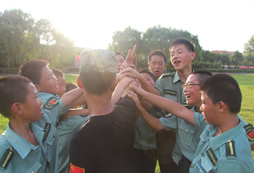 參加吃苦夏令營(yíng)塑造鋼鐵般的意志