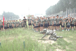 吃苦夏令營(yíng)等待你的到來(lái)