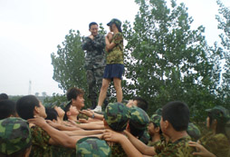 參加吃苦夏令營培養(yǎng)優(yōu)秀青少年