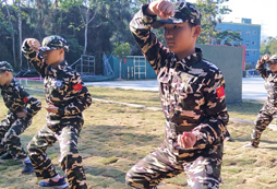 男孩參加吃苦夏令營更能培養(yǎng)孩子的習慣