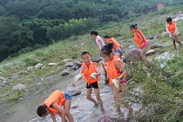 小孩子吃苦夏令營(yíng)告訴你孩子怎樣算吃苦？