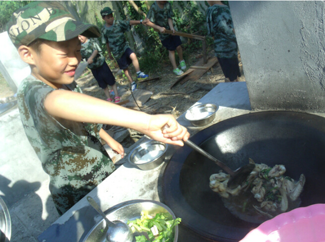 軍事吃苦夏令營(yíng)