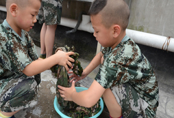 孩子在重慶軍事夏令營(yíng)中快速成長(zhǎng)