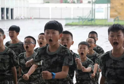 參加重慶軍事夏令營(yíng)磨練孩子的意志力