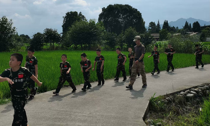 重慶軍事化夏令營價(jià)格一覽