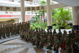 暑期體驗(yàn)重慶軍訓(xùn)夏令營(yíng)生活