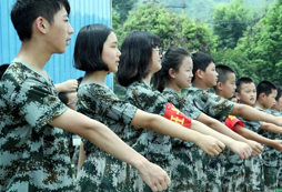 重慶中小學(xué)生夏令營給孩子一個體驗軍營的機會