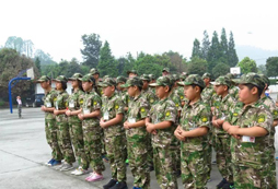 重慶軍事夏令營(yíng)讓孩子短時(shí)間內(nèi)迅速提升素質(zhì)