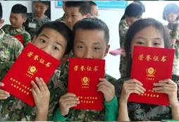 暑假感受夏令營(yíng)中的樂(lè)趣