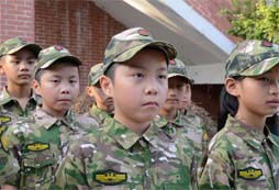 參加重慶軍事夏令營(yíng)在細(xì)節(jié)中學(xué)習(xí)軍人的作風(fēng)