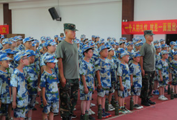 超級(jí)軍營(yíng)軍事夏令營(yíng)幫助孩子塑造軍人品質(zhì)