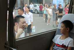 這一畫面印證了：兒行千里母擔(dān)憂