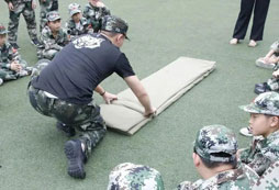 認(rèn)真觀看疊軍被