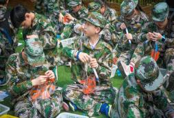 參加吹臺山夏令營讓孩子像個軍人一樣