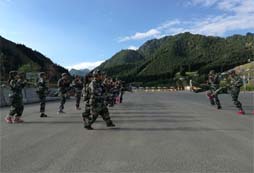 軍事體驗(yàn)夏令營培養(yǎng)獨(dú)立生活的能力
