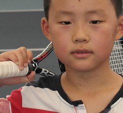 喜愛網(wǎng)球的少年