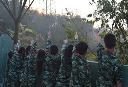 參加大連青少年夏令營(yíng)真正體驗(yàn)部隊(duì)生活