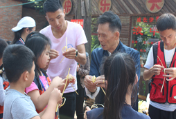 成長(zhǎng)快樂(lè)大本營(yíng)的傳統(tǒng)手工課