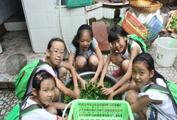 成長(zhǎng)快樂(lè)大本營(yíng)的小美女一起洗菜