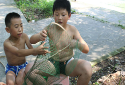 成長(zhǎng)快樂(lè)大本營(yíng)的學(xué)員制作漁網(wǎng)
