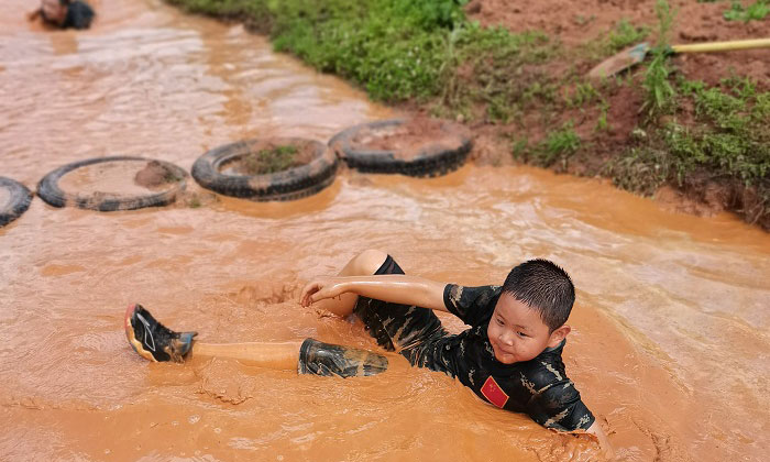 我在泥潭里摔了一跤