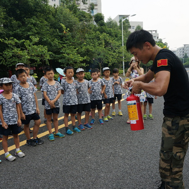 東莞軍事主題夏令營(yíng)讓孩子健康度過這個(gè)假期