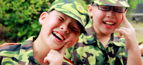 走入正規(guī)部隊(duì)與軍人同吃住同訓(xùn)練