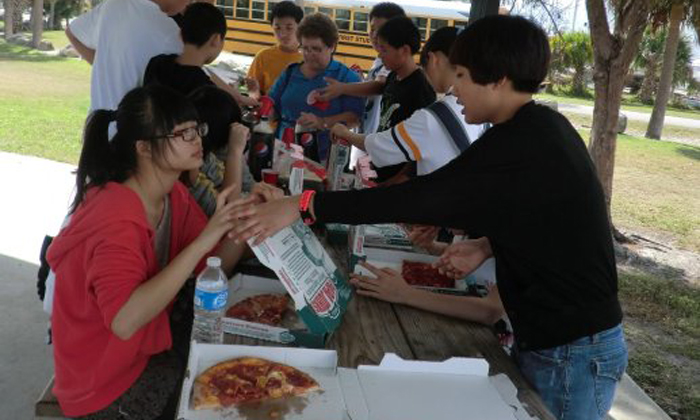 拿pizza去喂海鷗嘍