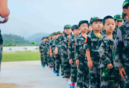 參加福建軍事夏令營(yíng)提升孩子的綜合能力
