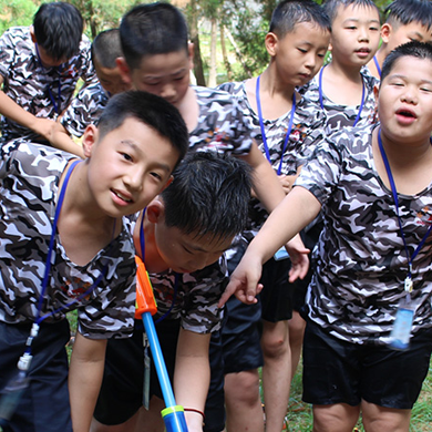 福州軍事夏令營(yíng)磨煉孩子的意志力