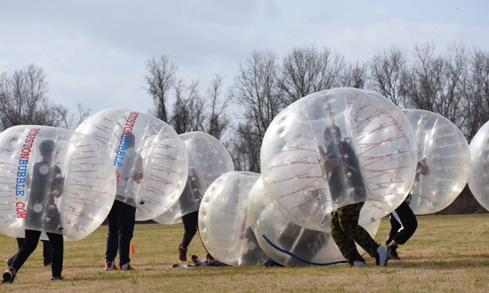 體驗(yàn)戶外拓展活動(dòng)