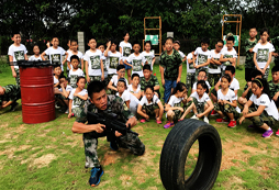 參加方陣特訓(xùn)軍事夏令營讓孩子們在假期快樂成長