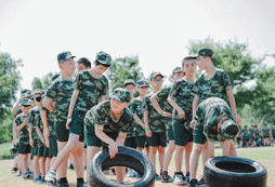 參加贛州青少年夏令營(yíng)展示軍人風(fēng)姿