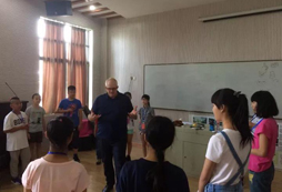 外教陪孩子一起成長(zhǎng)