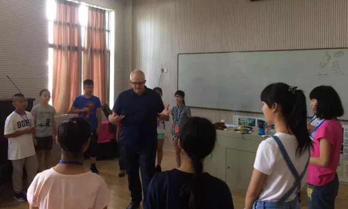 外教陪孩子一起成長(zhǎng)