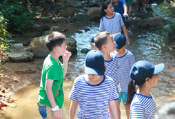 廣東戶外拓展夏令營培養(yǎng)孩子的探索精神