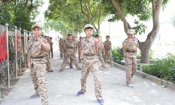廣西軍事拓展集訓營矯正青少年的不良習慣.jpg