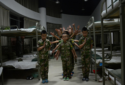 參加廣州拓展夏令營塑造孩子領(lǐng)袖能力