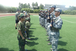 參加廣州訓(xùn)練營讓孩子體驗(yàn)真正的特種兵訓(xùn)練