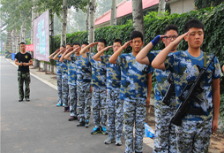 <strong>參加中學生廣東軍旅夏令營揮灑青春的汗水</strong>