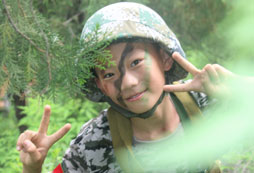 <strong>廣州軍事夏令營鍛煉孩子堅強意志</strong>