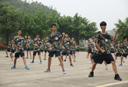 參加廣州軍事夏令營(yíng)全面提高孩子的獨(dú)立自主的能力