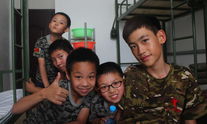 廣州軍事夏令營中孩子們在一起拍照