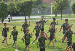 參加廣州軍事夏令營(yíng)培養(yǎng)孩子軍人品質(zhì)